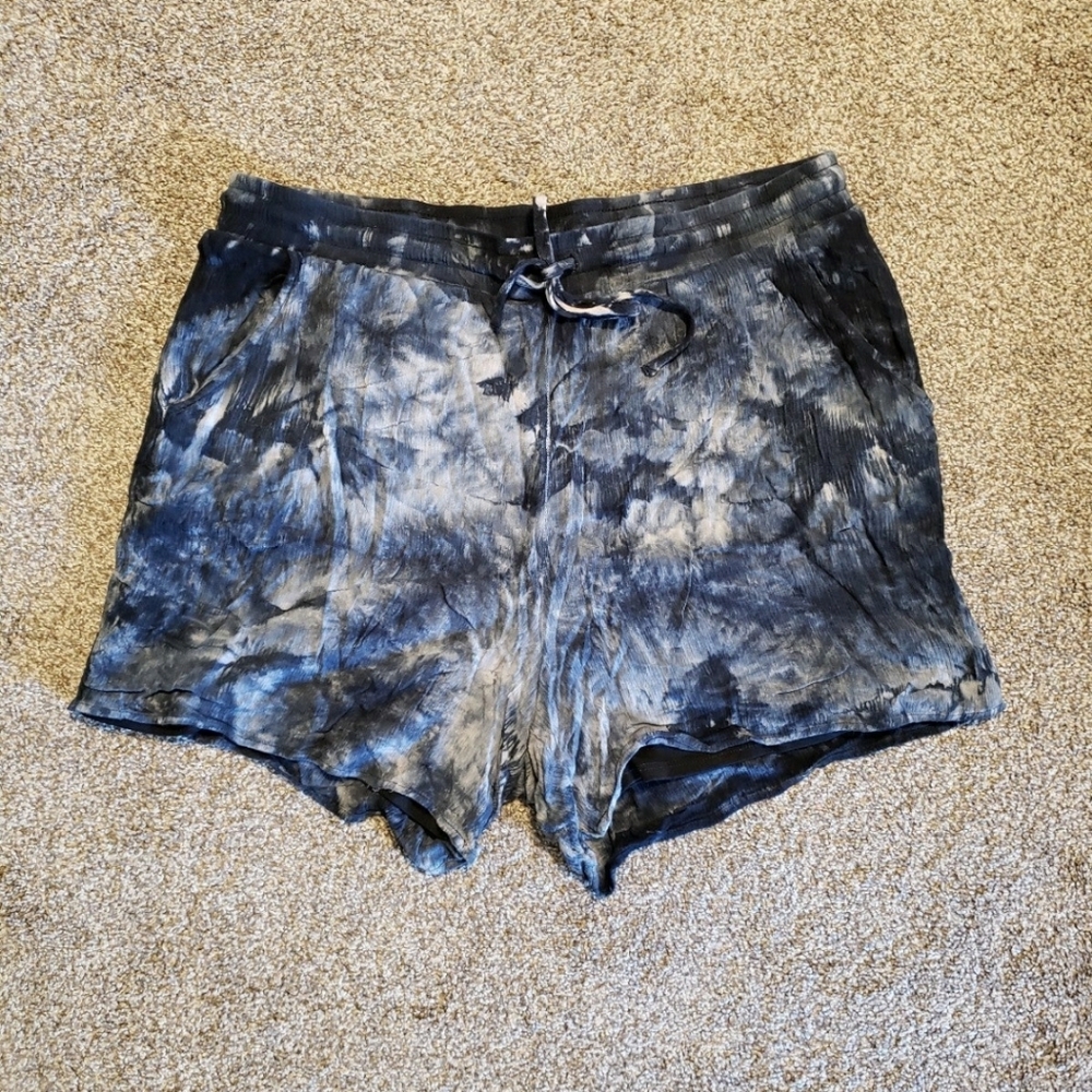 Torrid soft & stretchy black & cream tie dye shorts size 1X in great condition